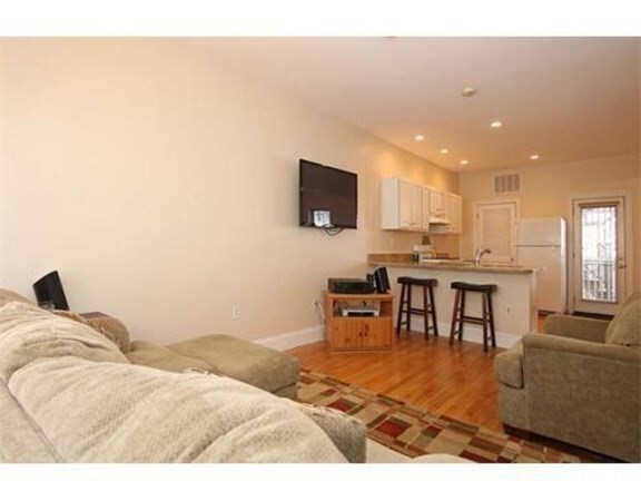 7 Brewster St, Unit 1 in Boston, MA - Building Photo - Building Photo