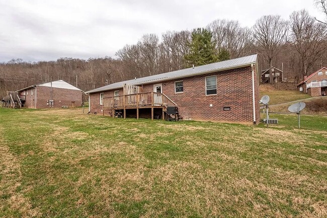 31303 Amherst Cir in Glade Spring, VA - Foto de edificio - Building Photo