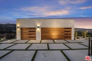 22570 S Summit Ridge Cir in Los Angeles, CA - Building Photo
