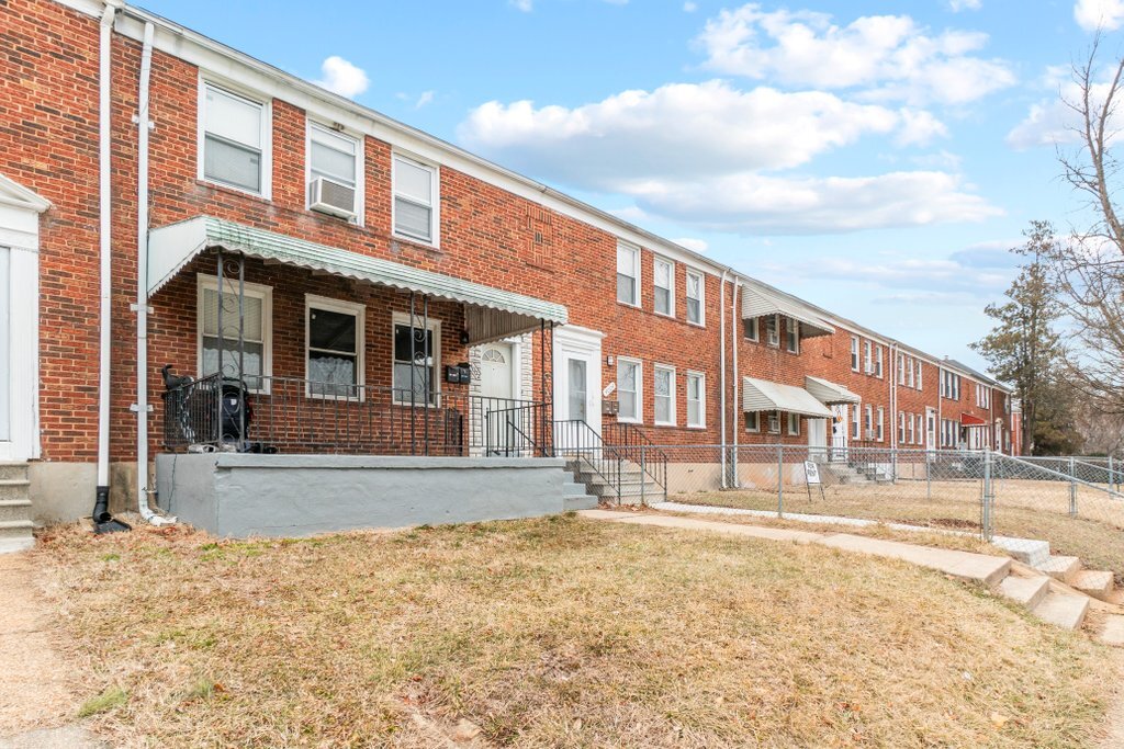 4002 Edgewood Rd in Baltimore, MD - Building Photo