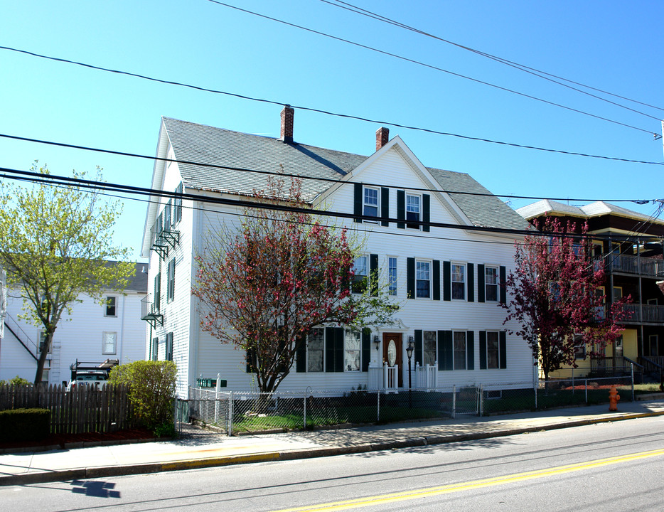 402 Rathbun St in Woonsocket, RI - Building Photo