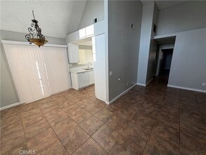 14605 Woodland Dr in Fontana, CA - Foto de edificio - Building Photo