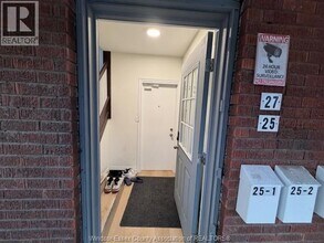 25 Giles Blvd E in Windsor, ON - Building Photo - Building Photo