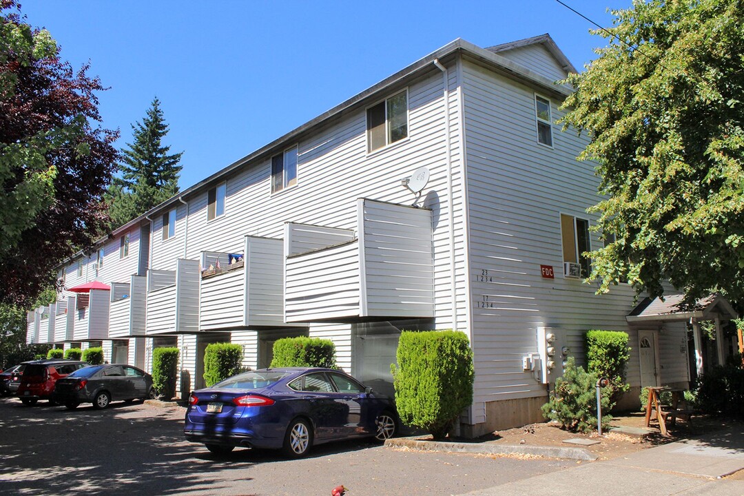 17-23 SE 127th Ave in Portland, OR - Building Photo