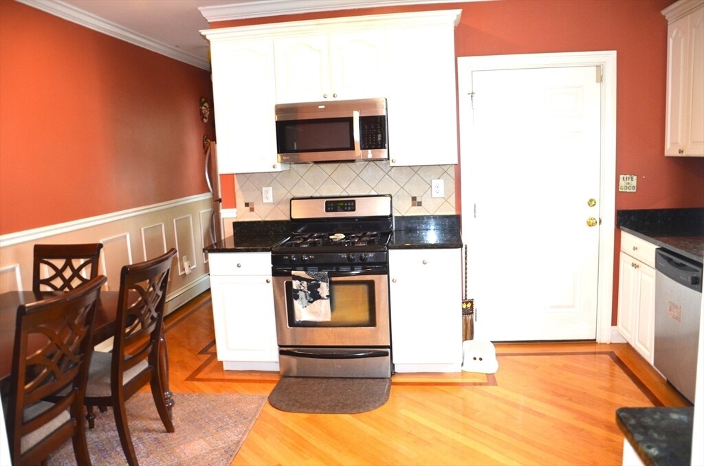 5 Charles St in Wakefield, MA - Building Photo
