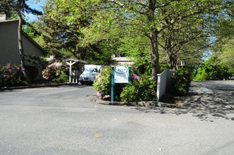 The Green Condominiums in Bellevue, WA - Foto de edificio - Building Photo