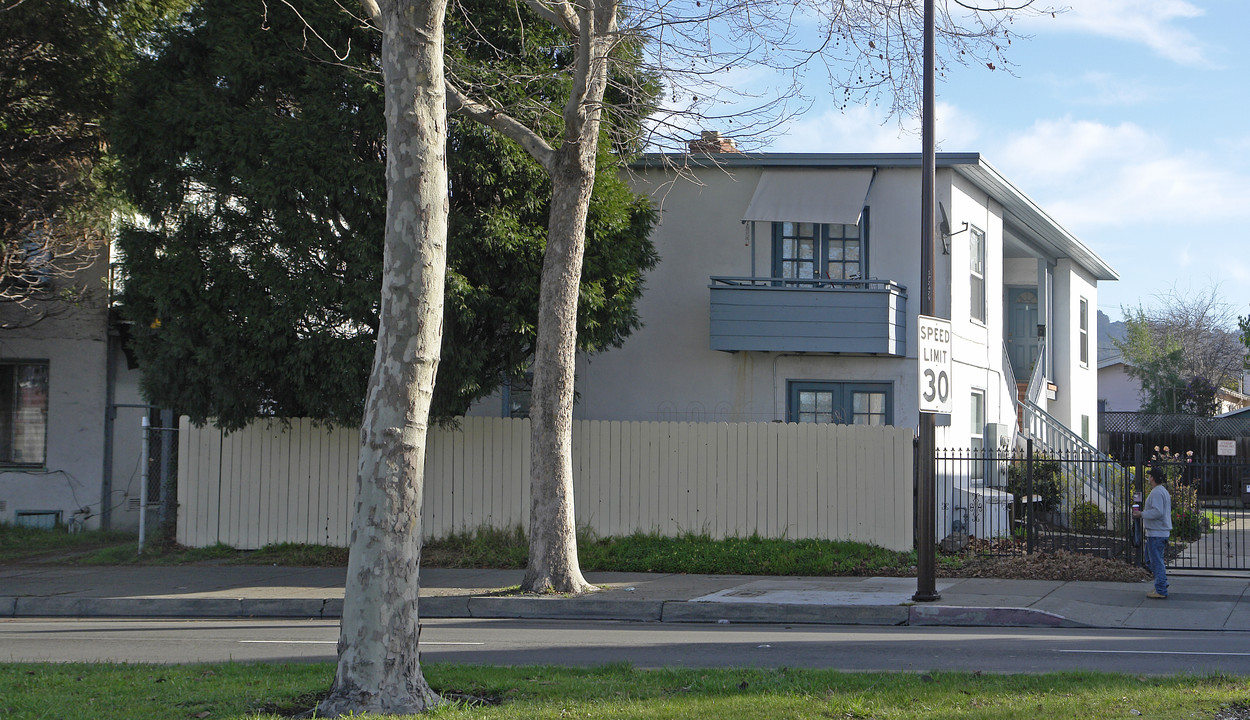 2429 San Pablo Ave in Berkeley, CA - Building Photo