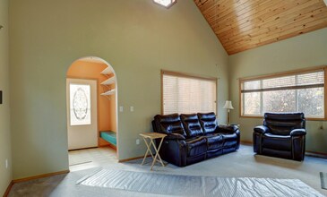 1015 E Hanna Cir in Wasilla, AK - Building Photo - Building Photo