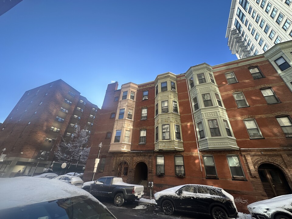 11 Garrison St, Unit 6 in Boston College, MA - Building Photo