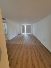 1800 Sans Souci Blvd in North Miami, FL - Foto de edificio - Building Photo