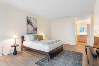 716 W Kinzie St in Chicago, IL - Foto de edificio - Building Photo