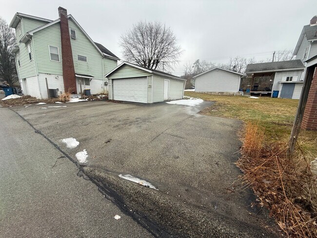 405 Hillis St, Unit Apt A in Youngwood, PA - Building Photo - Building Photo