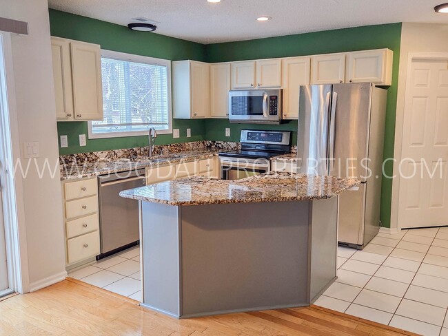 811 Burr Oaks Dr in West Des Moines, IA - Building Photo - Building Photo