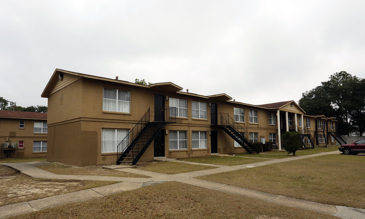 Oakwood Terrace in Pensacola, FL - Building Photo