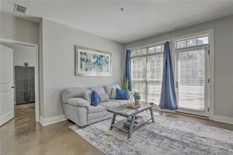 1300 DeKalb Ave NE in Atlanta, GA - Foto de edificio - Building Photo