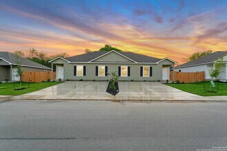 608 Hudson St in Seguin, TX - Building Photo - Building Photo