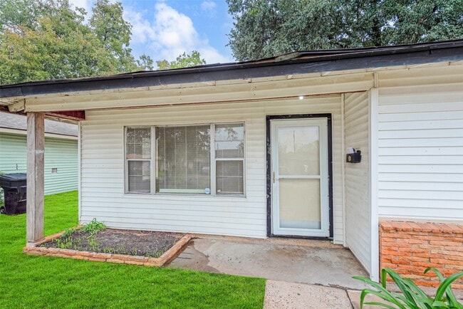 6114 Doulton Dr in Houston, TX - Foto de edificio - Building Photo