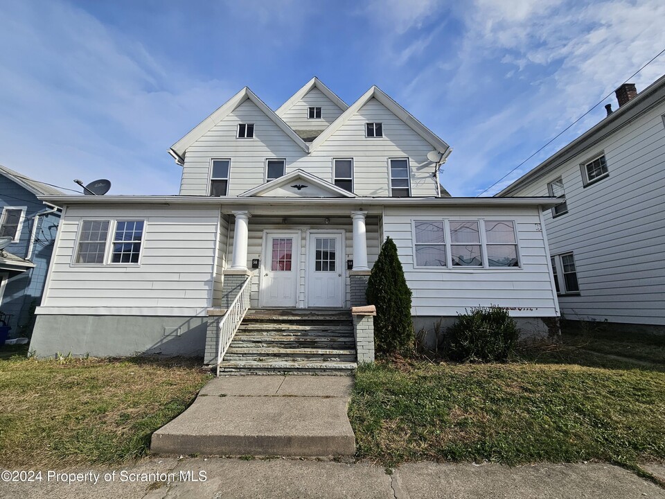 56 Wood St in Pittston, PA - Building Photo