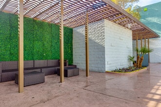 Luna Apartments in Las Vegas, NV - Building Photo - Building Photo