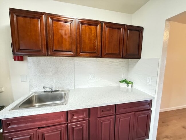 2648 E 27th St in Oakland, CA - Building Photo - Building Photo