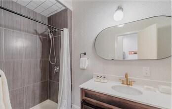 1704 S Akard LLC in Dallas, TX - Foto de edificio - Building Photo