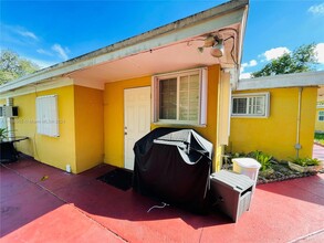 6118 Mayo St in Hollywood, FL - Foto de edificio - Building Photo