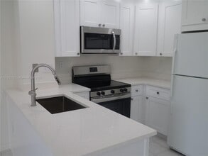 2154 W 60th St in Hialeah, FL - Building Photo - Building Photo