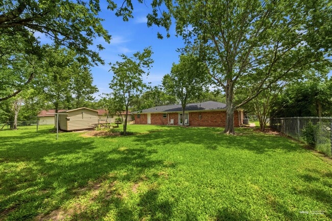 1302 Laura Ln