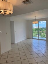 3500 Coral Way, Unit 910 in Coral Gables, FL - Foto de edificio - Building Photo