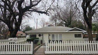 476 E 7th Ave in Chico, CA - Building Photo
