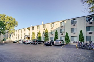 University Bay in Madison, WI - Foto de edificio - Building Photo