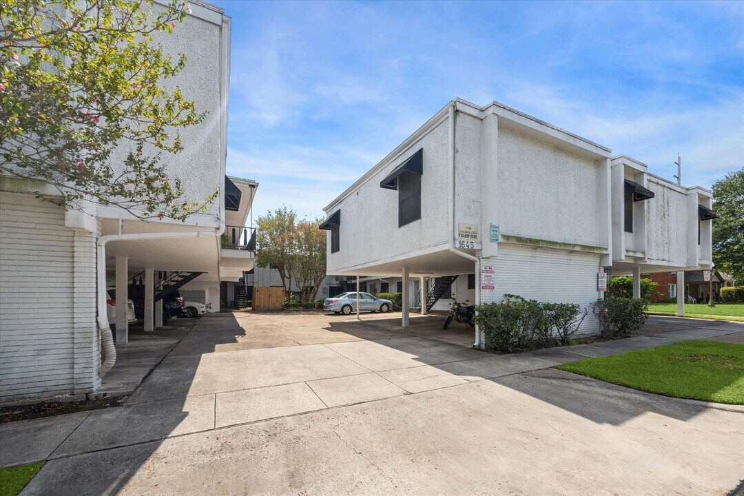 1645 W Main St in Houston, TX - Building Photo