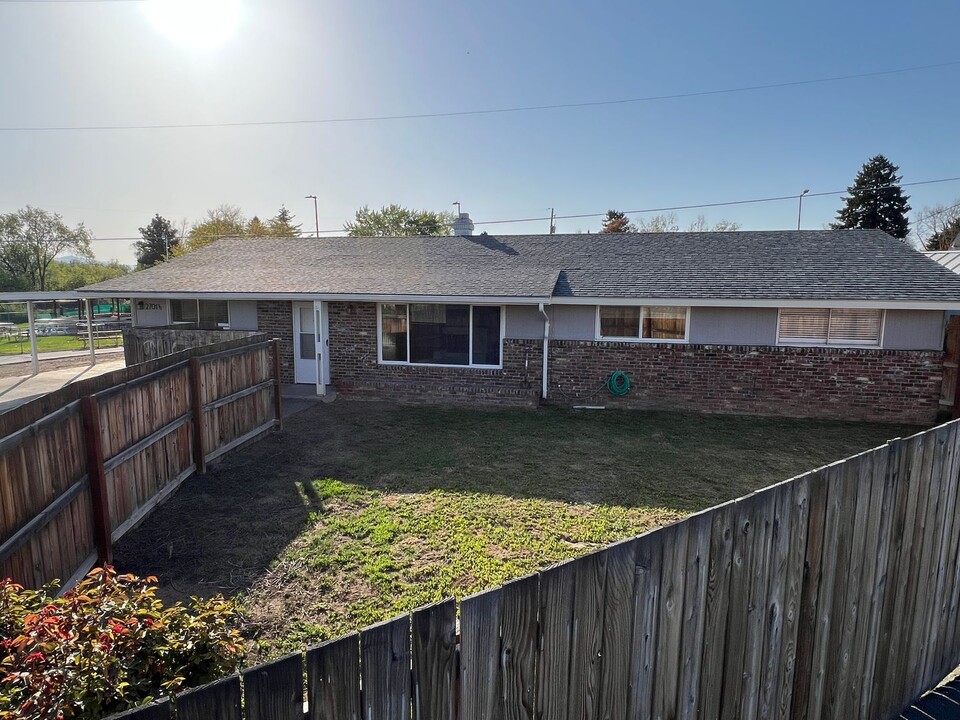 2701 W Lincoln Ave in Yakima, WA - Building Photo