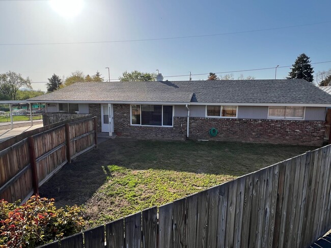 property at 2701 W Lincoln Ave