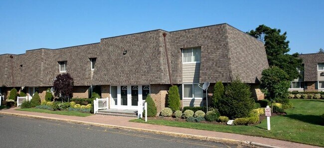 479 Little East Neck Rd in West Babylon, NY - Building Photo - Building Photo