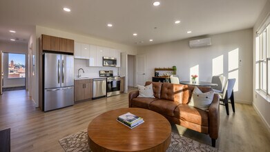Skyline Apartments in Everett, MA - Foto de edificio - Building Photo