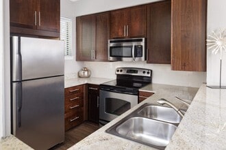 Eastbridge Apartments in Dallas, TX - Foto de edificio - Building Photo