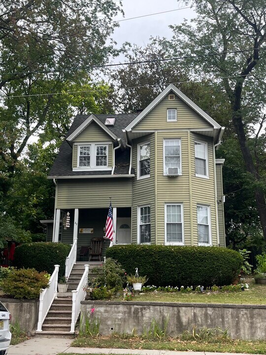 49 E Passaic Ave, Unit 2 in Rutherford, NJ - Building Photo