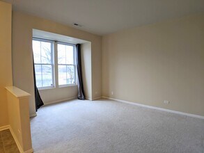 2221 S Crambourne Way in Arlington Heights, IL - Building Photo - Building Photo