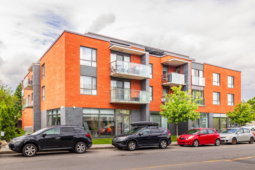 Villa M Carmella in Montréal, QC - Building Photo