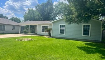 112 Highland Dr in Bryan, TX - Building Photo