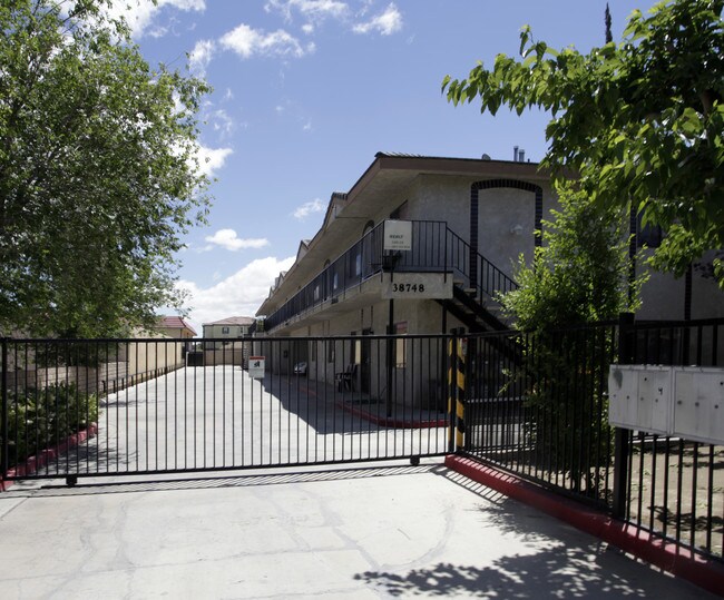 38748 12th St E in Palmdale, CA - Foto de edificio - Building Photo