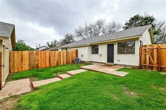 1602 W Braker Ln in Austin, TX - Foto de edificio - Building Photo