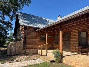 387 Schmidtzinsky Rd in Fredericksburg, TX - Building Photo - Building Photo