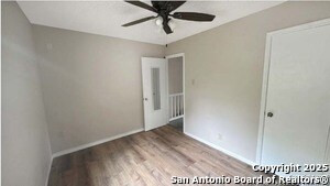 9383 Village Lance in San Antonio, TX - Foto de edificio - Building Photo