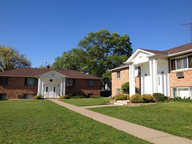 Bayport Colonial Apartments in Bayport, MN - Building Photo - Building Photo