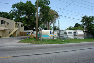 Caroline Trail Court in St. Petersburg, FL - Building Photo - Building Photo