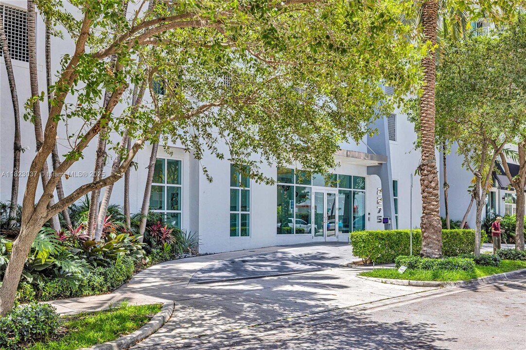 2275 Biscayne Blvd in Miami, FL - Building Photo