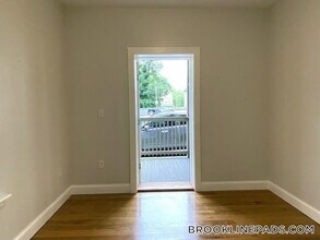 52 Kent St, Unit 1A in Brookline, MA - Foto de edificio - Building Photo