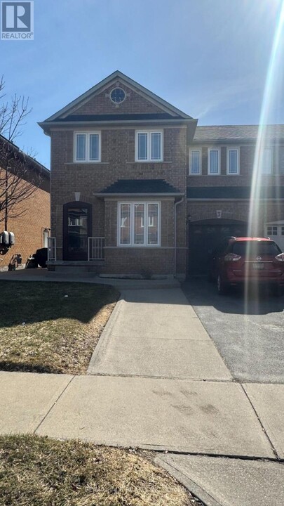 3 Streamside Ln in Brampton, ON - Building Photo